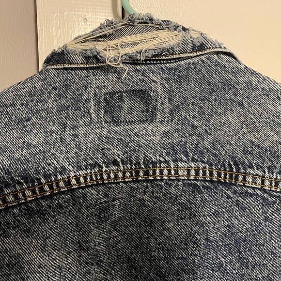VINTAGE distressed LEVIS jean jacket - Picture 3 of 5